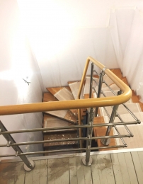 Лестница с перилами из нержавеющей стали с поручнем из ПВХ